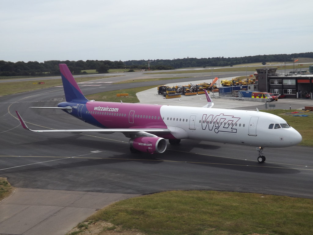 Uk g. A321 Wizz Air. Airbus a321neo Wizz Air. Аэробус а321 Wizz Air. А321 200 Wizz Air.