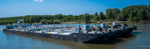 2018 avalonwaterways constanta cropped nikon nikond750 nikonfx romania tedmcgrath tedsphotos vignetting bollards tugboat tug ship boat danuberiver bluesky blue river bulgaria wideangle widescreen