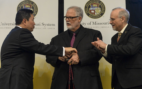 Dr. Mark Pope accepts Thomas Jefferson Award