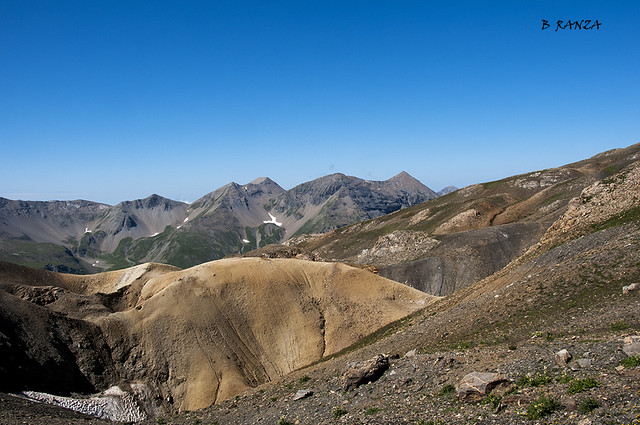 Col des Terres Blanches (2741 m). Un conglomérat de matières : sable, neige, sel, terre, roche, schiste...