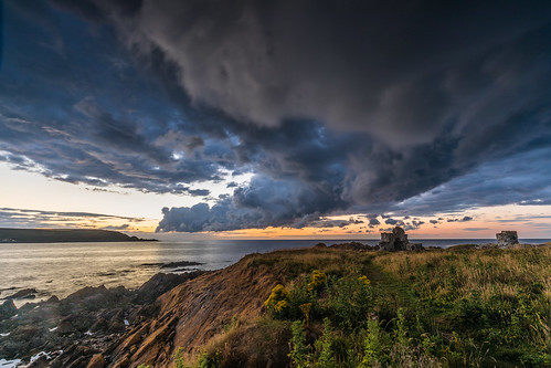 portsoy scotland vereinigteskönigreich gb ruins coast coastal sandend bay aberdeenshire sea water clouds cloudscape landscape evening sunset rocks