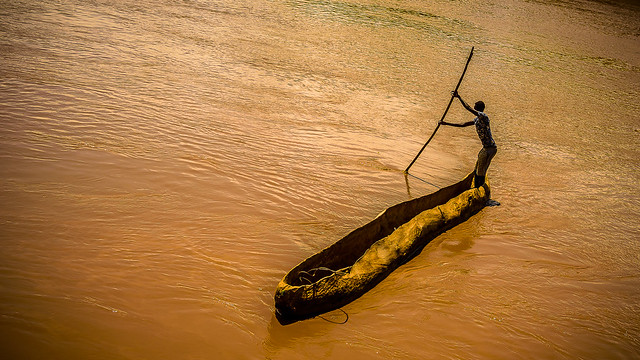 Canoa para cruzar el Rio Omo, camino de los Dasanech (día 7)