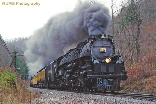vintagerailroad steamlocomotive unionpacific up3985 smoke clinchfield676 mountains 4664 challenger