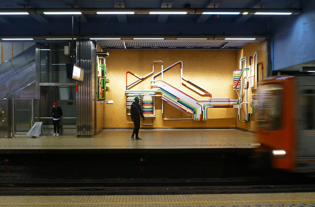 Le metro entre en station.