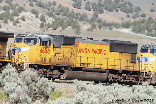 up unionpacific oregon train railroad bluemountains intermodal durkee emd sd70m locomotive
