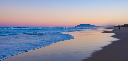 sunset pacific pacificocean portmacquarie lighthousebeach northbrother ocean sea waves water sky dusk beach panorama sand mountain pastel