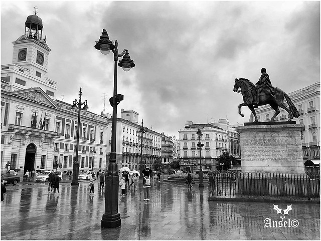 Lloviendo en la Puerta del Sol de Madrid