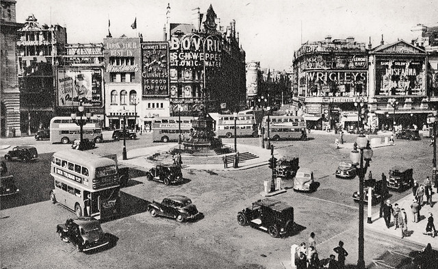 Piccadilly Circus: 1951