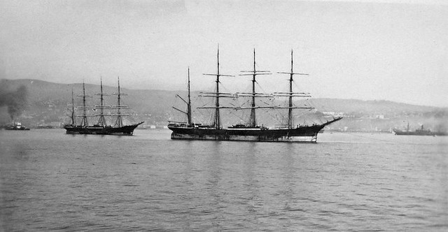 Valparaiso fines de los años 30.  En primer plano el velero  Padua y mas allá el Priwall (La Lautaro posteriormente) de Armadores los Alemanes Laeisz de Hamburgo