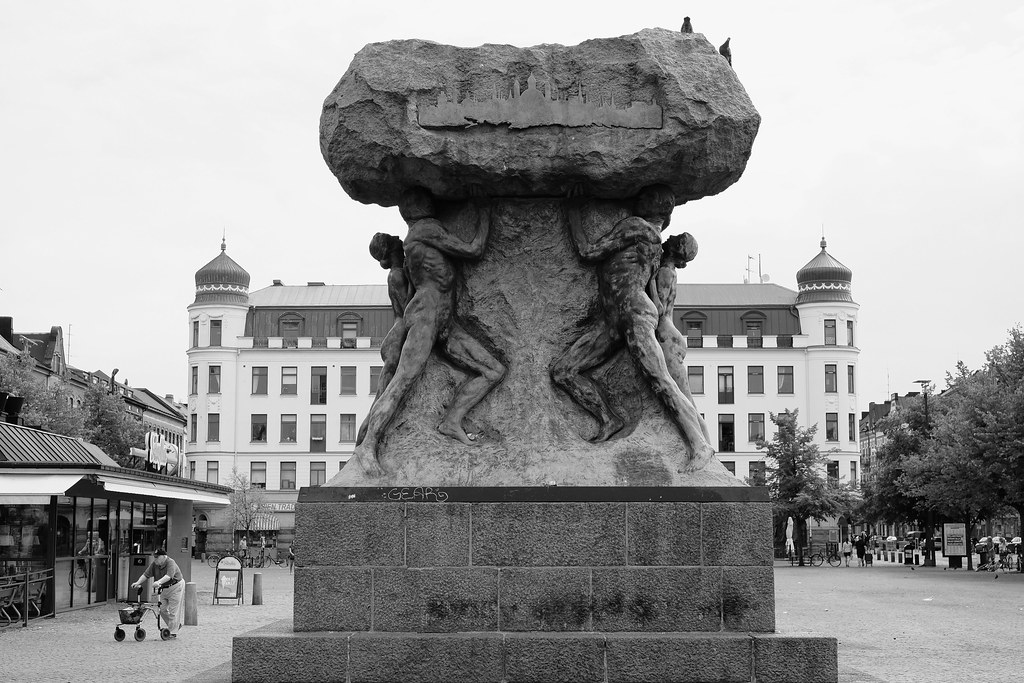 Svartvitt fotografi av statyn Arbetets ära av Axel Ebbe