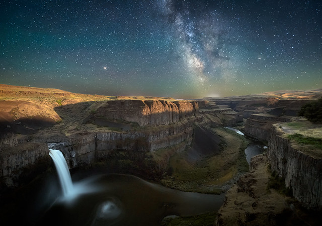 The Milky Way over Palouse Falls just as the moon is setting around 2 a.m.