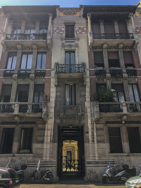 Milano - Via V. Gioberti - Palazzo d'epoca