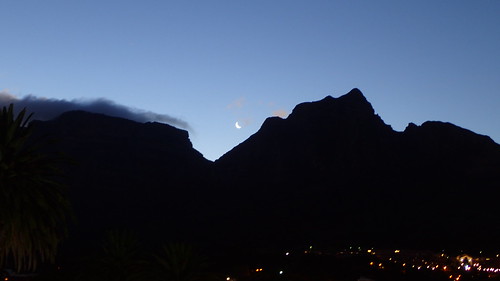 rondebosch capetown southafrica westerncape devilspeak tablemountain olympus olympustough olympustg4 olympustoughtg4 2018 flat apartment mountain moon crescent cloudy clouds sky night dusk lights uct