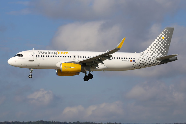 Vueling Airlines Airbus A320-232 EC-MKO 