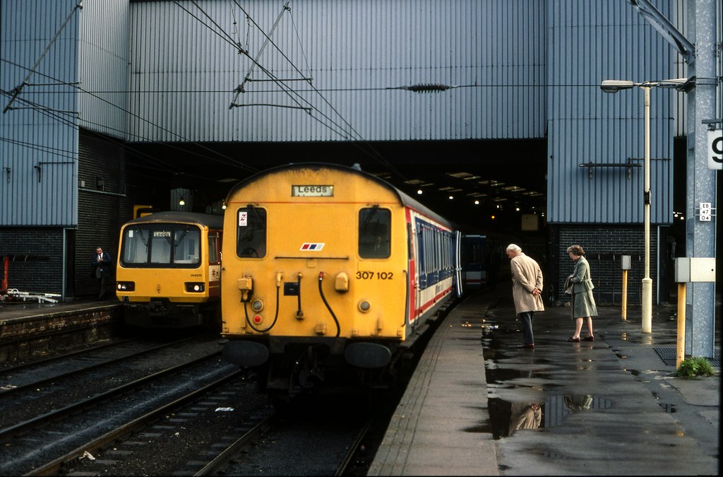 Class 144 DMU / Class 307 EMU @ Leeds, c.1991 [slide 9119]