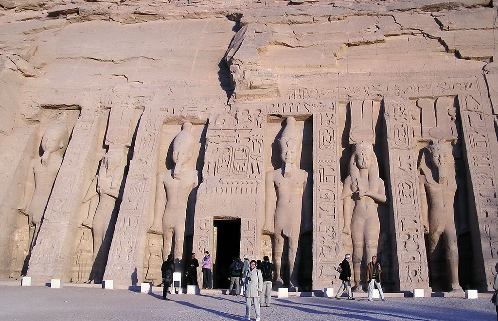Estatuas de Nefertari y Ramses II Templo menor de Abu Simbel dedicado a Nefertari y la diosa Hathor Egipto 02