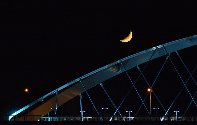 Moon and Leawood Bridge / 黎霧橋與月