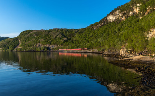 nsb norgesstatsbaner fauske rognan nordlandsbanen saltdalsfjorden di4 emd diesel locomotive train nighttrain railway shore fjord
