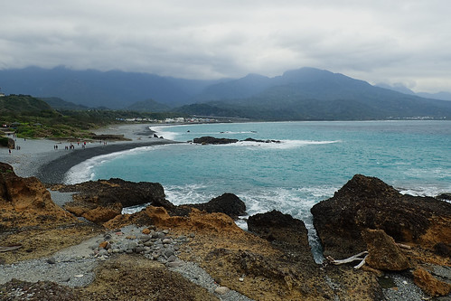 paysage plage sanxiantai genssurlaplage mer océan eau vagues bleu roches rochers pierre montagnes ciel baie côte maritime villageauloin brume taïwan 三仙台 costal côteest