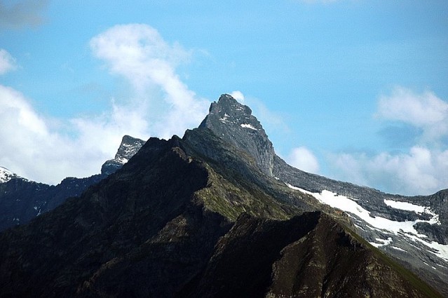 d0503012 | Die Zsigmondyspitze (3089 m) ist ein Blickfang von der Gamshütte. Der Berg wurde 1879 von Emil und Otto Zsigmondy erstmals erstiegen, bis dahin galt er als unersteigbar. Nachdem Emil Zsigmondy 1885 an der Meije tödlich verunglückte, wurde der Feldkopf ihm zu Ehren in Zsigmondyspitze umbenannt. Zillertaler Alpen, 16.07.2005
