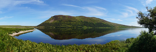 srònruadh beinnstumanadh scotland ruadh stumanadh loch lake reflection bluesky sky water mountain hill grass sony a77m2 a77 panorama 10exp