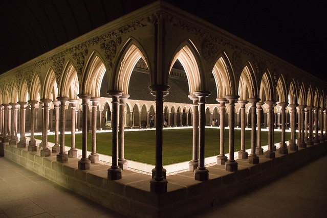 Abbaye du Mont Saint Michel - spectacle nocturne - le cloître