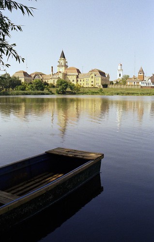 boat jásznagykunszolnokmegye mezőtúr city hungary greathungarianplain building hortobágyberettyó kodakcolorplus200 analog analogue film filmscan epsonperfection4490photoscanner minoltadynax505si minoltaaf3570f4minibeercan