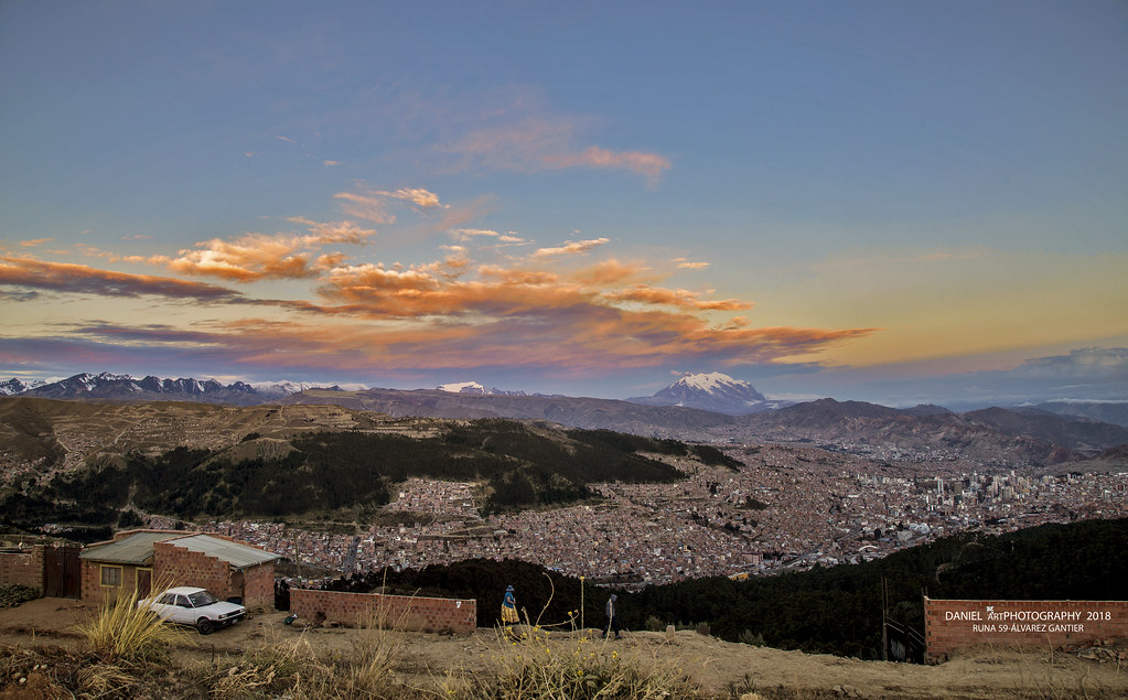 Crepúsculo sobre la metrópoli andina