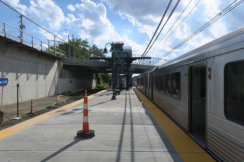 Red Line train opening ALL DOORS at East 105th - Quincy
