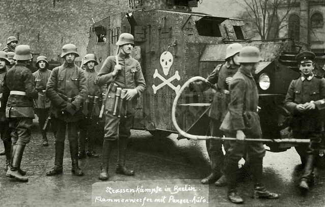 „Strassenkämpfe in Berlin. Flammenwerfer mit Panzer-Auto.“