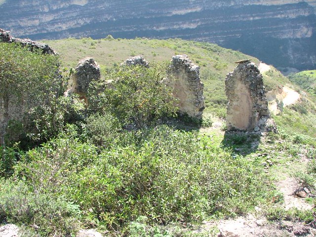 Ruinas en la zona cercana a Aya-chaqui