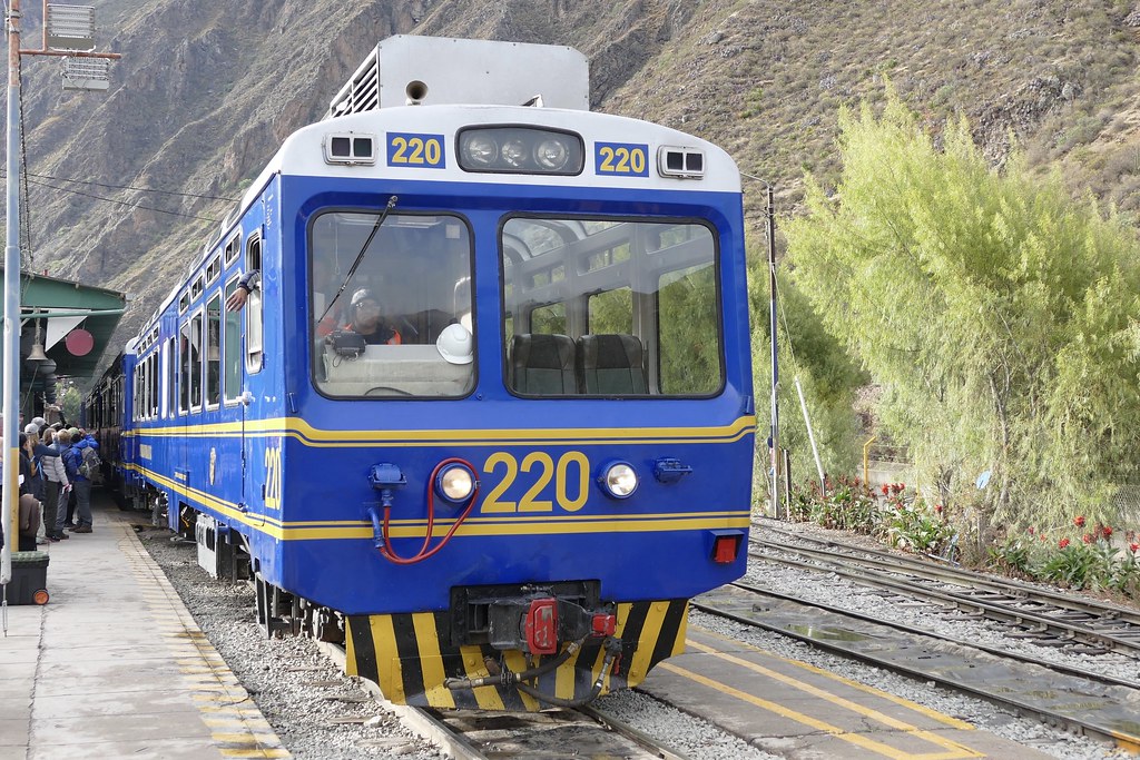 PeruRail Vistadome train no. 220 Ollantaytambo to Machu Picchu Peru ...