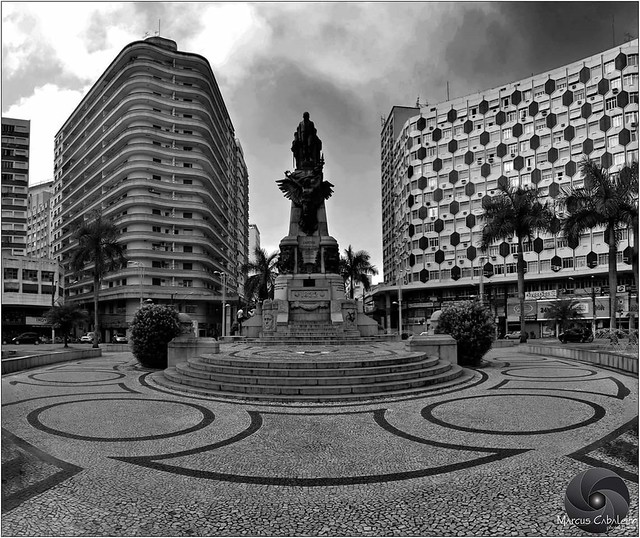 Praça da Independência  Foto: Marcus Cabaleiro Site: https://marcuscabaleirophoto.wixsite.com/photos  Blog http://marcuscabaleiro.blogspot.com.br/  #marcuscabaleiro #praçadaindependência #santos #sp #brasil #detalhes #elementosfotográficos #concreto #imag