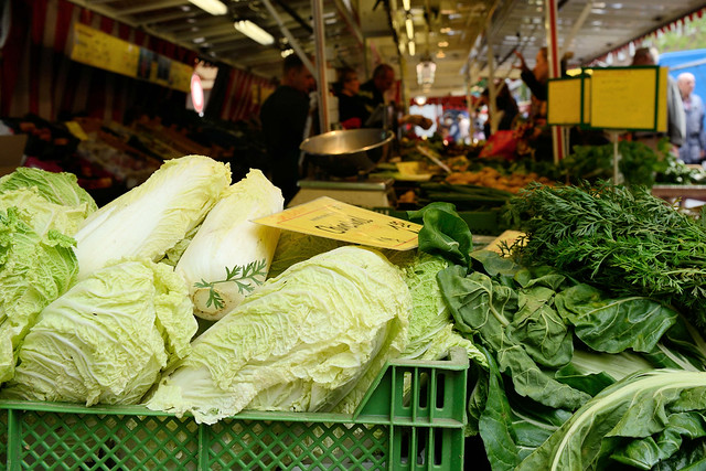 5629  Marktstand auf dem Wochenmarkt  in Hamburg Sasel -  Stand mit Obst und Gemüse.