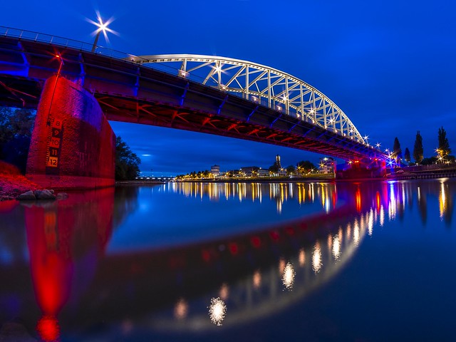 Red and Blue @John Frost Bridge