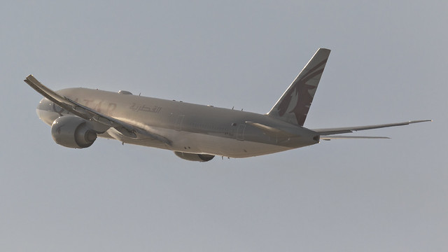 085A3159 Qatar 777-2DZER A7-BBF departing KLAX RWY 25L.