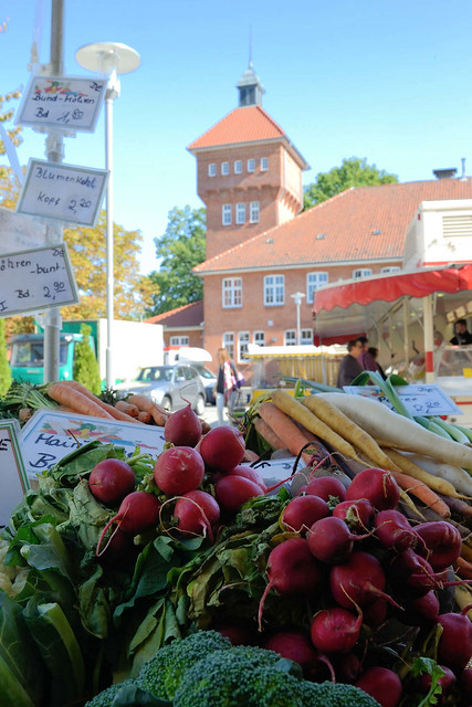 5373 Marktstand mit Gemüse / Radischen auf dem Wochenmarkt in Hamburg Alsterdorf - im Hintergrund das historische Küchengebäude der Alsterdorfer Anstalten, das unter Denkmalschutz steht.