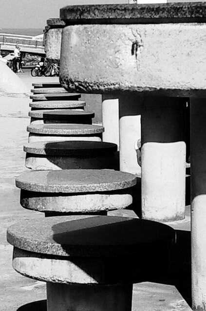 Concreto - Mobgraphia Foto: Marcus Cabaleiro Site: https://marcuscabaleirophoto.wixsite.com/photos  Blog http://marcuscabaleiro.blogspot.com.br/   #marcuscabaleiro #santos #sp #brasil #mobgraphia #detalhes #sombra #concreto #geometria #imagem #arte #nikon