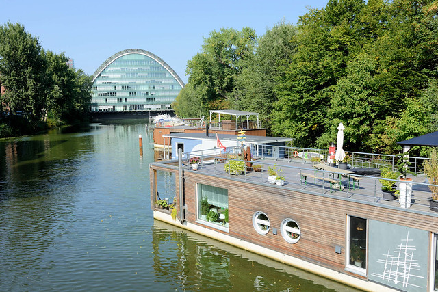 4481 Blick von der Wendenbrücke auf das Hochwasserbassin in Hamburg Hammerbrook  - moderne, neue Hausboote am Viktoriakai - im Hintergrund das Bürogebäude Berliner Bogen.