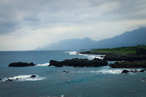 mer eau paysage océan baie montagnes ciel côte sanxiantai taïwan vagues bleu nuages roche rochers dégradé 三仙台