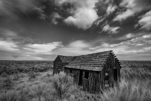 ian sane images aquietplace old abandoned house field rural scene bakeovenroad maupin central oregon landscape photography monochrome blackwhite canon eos 5ds r camera ef1740mm f4l usm lens
