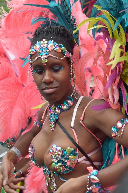 DSC_7266 Notting Hill Caribbean Carnival London Exotic Colourful Pink and Turquoise Costume Girls Dancing Showgirl Performers Aug 27 2018 Stunning Ladies Décolleté Low Neckline Beautiful Breasts Cleavage