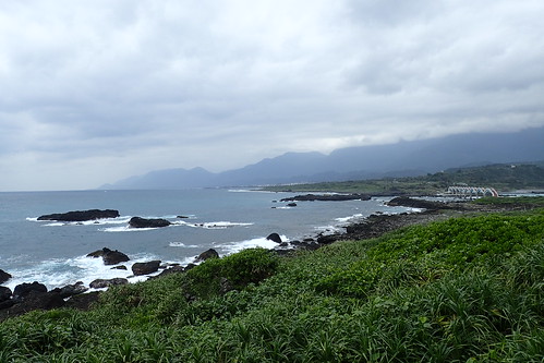 mer océan plage baie paysage sanxiantai ciel côte eau roche rochers montagnes nuages taïwan 三仙台 herbes herbeshautes vert herbeverte écume