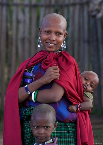 ngorongoro tanzania africa masai maasai woman portrait village asilia higlands crater safari pentax pentaxk3ii pentax60250 ritratto young mother child children kid