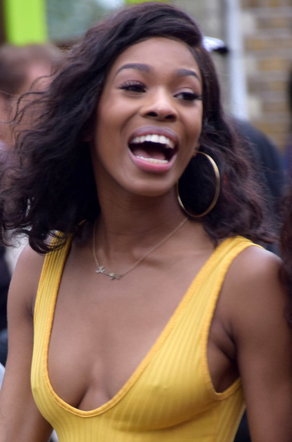 DSC_8150b Notting Hill Caribbean Carnival London Exotic Colourful Yellow Outfit Girls Aug 27 2018 Stunning Ladies Décolleté Low Neckline Beautiful Braless Cleavage Charming Smile