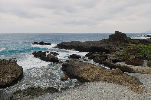 plage mer océan eau vagues rochers roche pierre taïwan sanxiantai baie paysage marin maritime ciel nuages 三仙台 galets plagedegalets cailloux eaubleue