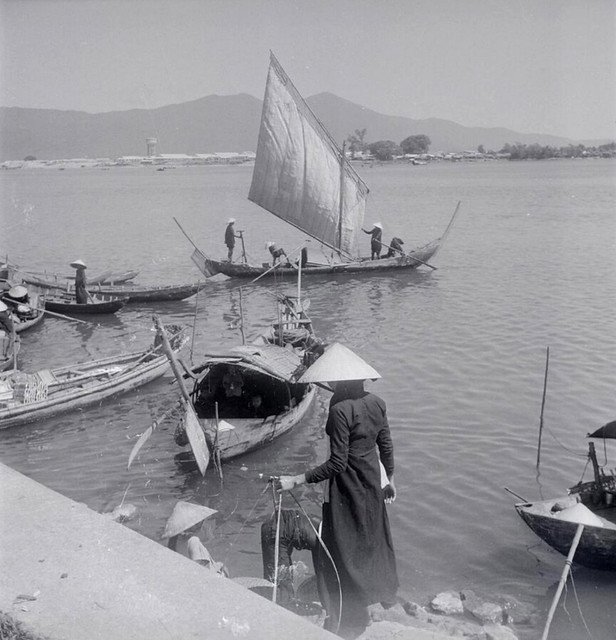 Embarcations le long des quais de Tourane, 1955