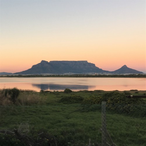 blouberg tableview bloubergstrand 2018 iphonese iphonography iphone capetown westerncape southafrica sunrise dawn tablemountain table mountain reflection rietvlei vlei water lionshead