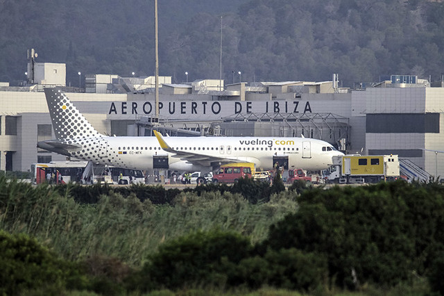 A 320-232  vueling  - en el aeropuerto  Ibiza-