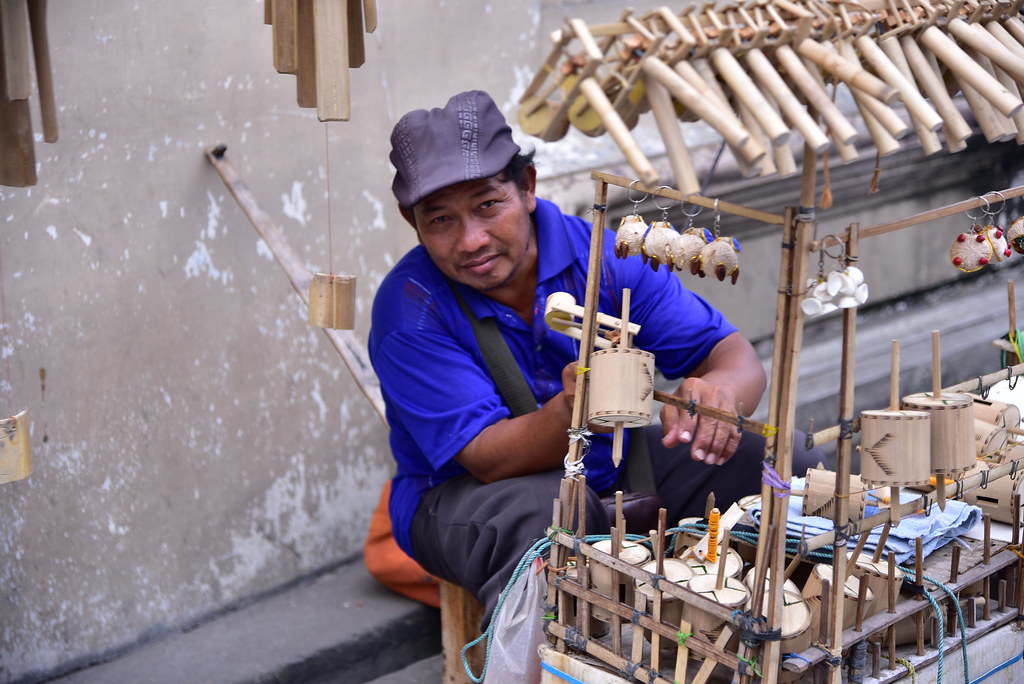 A local handicrafts vendor at the entrance to the Surakarta/ Solo karton (palace)
